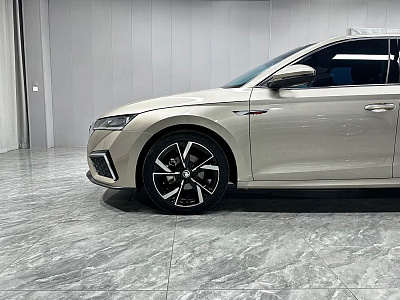 Skoda Octavia 1.4 л 2023 г. желто-оранжевый, пробег 49000 км