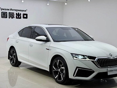 Skoda Octavia 1.4 л 2023 г. Белый, пробег 21000 км