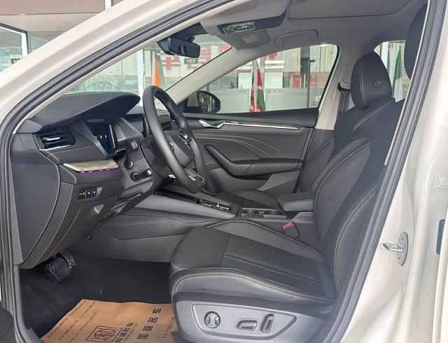 Skoda Octavia 1.4 л 2023 г. Белый, пробег 19000 км