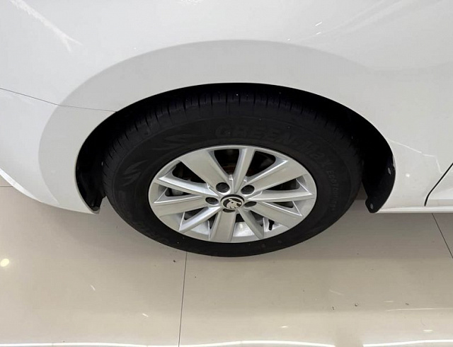 Skoda Rapid 1.5 л 2023 г. Белый, пробег 25000 км