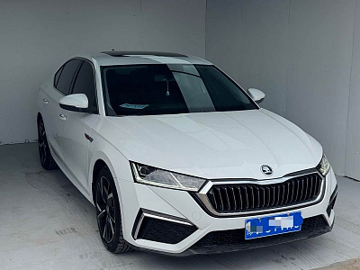 Skoda Octavia 1.4 л 2023 г. Белый, пробег 13899 км