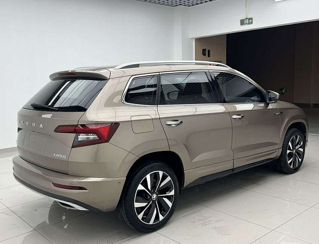 Skoda Karoq 1.4 л 2023 г. шампань/коричневый, пробег 20000 км