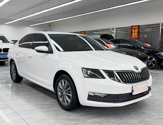 Skoda Octavia 1.5 л 2022 г. Белый, пробег 40000 км