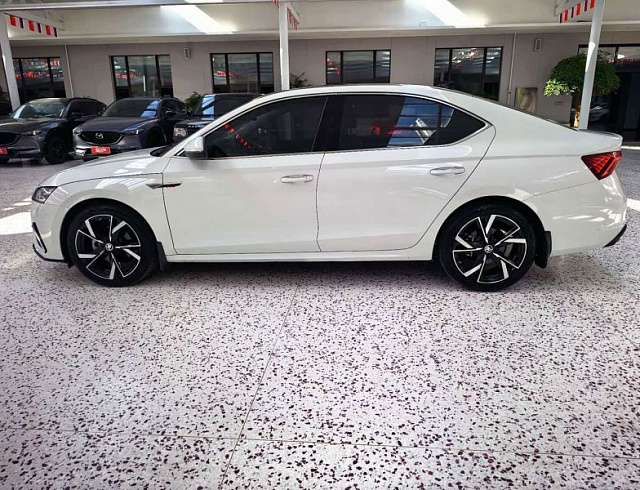 Skoda Octavia 1.4 л 2022 г. Белый, пробег 41000 км