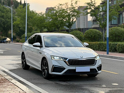 Skoda Octavia 1.4 л 2022 г. Белый, пробег 16000 км