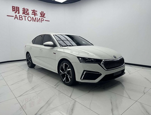 Skoda Octavia 1.4 л 2023 г. Белый, пробег 21000 км