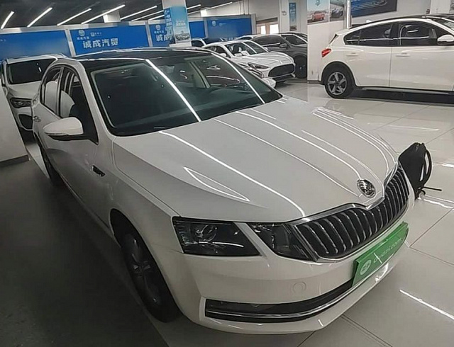 Skoda Octavia 1.2 л 2021 г. Белый, пробег 39900 км