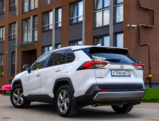 Toyota RAV4 белый 2021