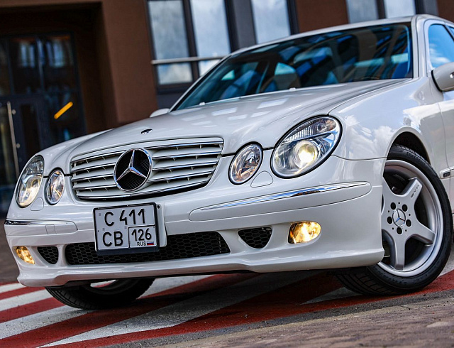 Mercedes-Benz E-Класс белый 2005