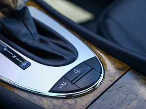 Mercedes-Benz E-Класс белый 2005