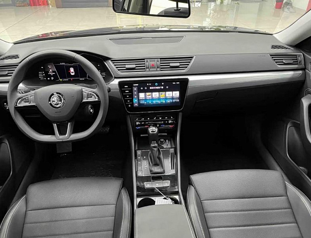 Skoda Superb 1.4 л 2024 г. Чёрный, пробег 10000 км