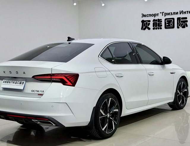 Skoda Octavia 1.4 л 2023 г. Белый, пробег 21000 км