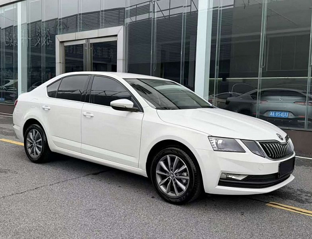 Skoda Octavia 1.5 л 2022 г. Белый, пробег 16000 км