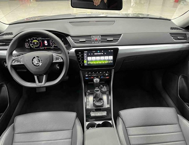 Skoda Superb 1.4 л 2024 г. Серебристо-серый, пробег 12700 км