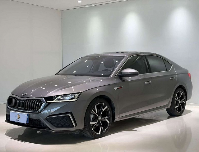 Skoda Octavia 1.4 л 2022 г. Серебристо-серый, пробег 24000 км