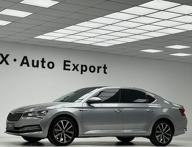 Skoda Superb 1.4 л 2023 г. Серебристо-серый, пробег 100 км