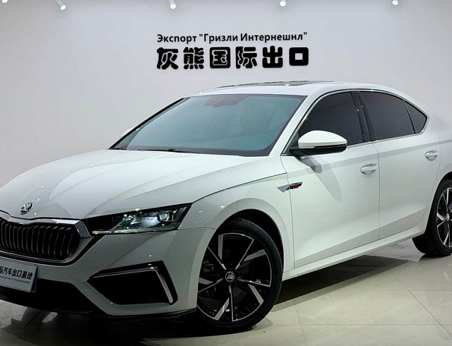 Skoda Octavia 1.4 л 2023 г. Белый, пробег 42000 км