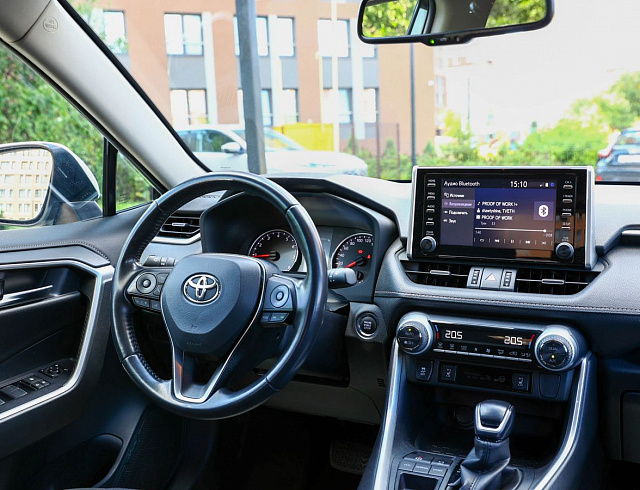 Toyota RAV4 белый 2021