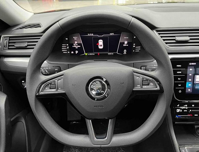 Skoda Superb 1.4 л 2024 г. Чёрный, пробег 10000 км