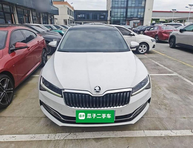 Skoda Superb 1.4 л 2024 г. Белый, пробег 45300 км