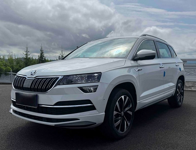 Skoda Karoq 1.4 л 2023 г. Белый, пробег 10000 км