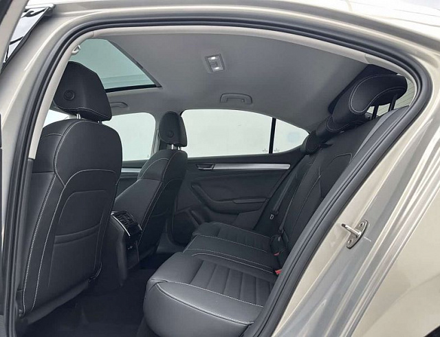Skoda Superb 1.4 л 2023 г. желто-оранжевый, пробег 35000 км