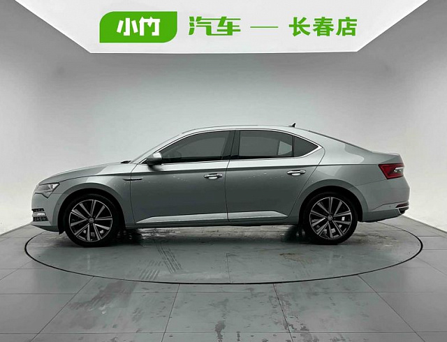 Skoda Superb 1.4 л 2022 г. Серебристо-серый, пробег 43000 км