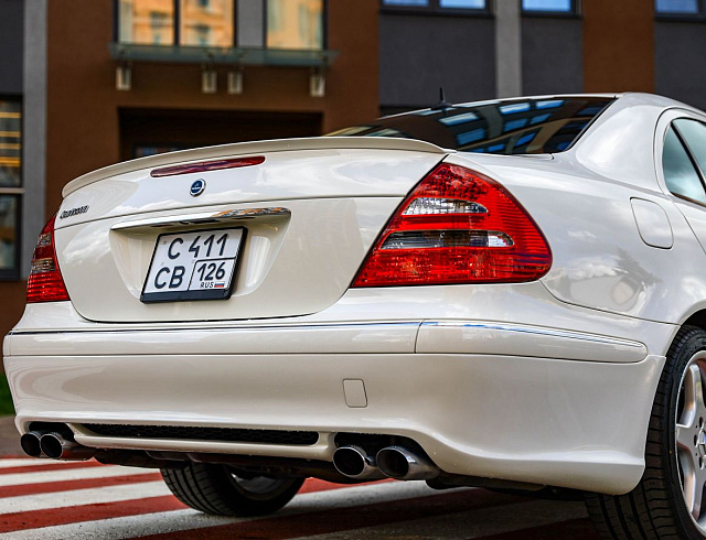 Mercedes-Benz E-Класс белый 2005
