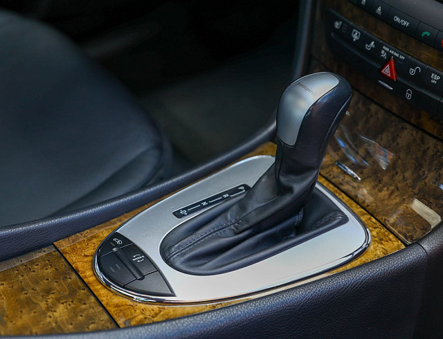 Mercedes-Benz E-Класс белый 2005