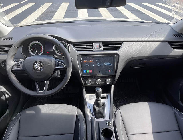 Skoda Octavia 1.5 л 2022 г. Белый, пробег 49000 км