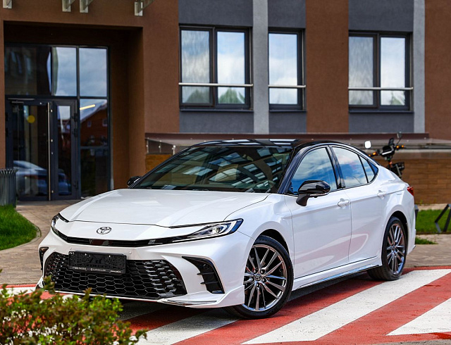 Toyota Camry белый 2026