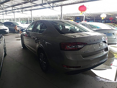 Skoda Octavia 1.5 л 2021 г. шампань/коричневый, пробег 27400 км