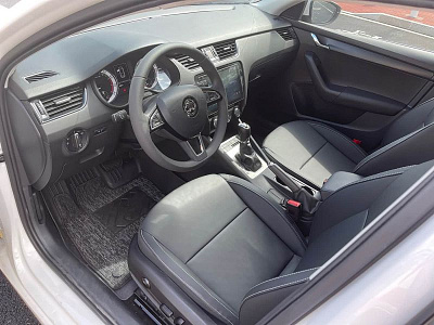 Skoda Octavia 1.5 л 2022 г. Белый, пробег 49000 км
