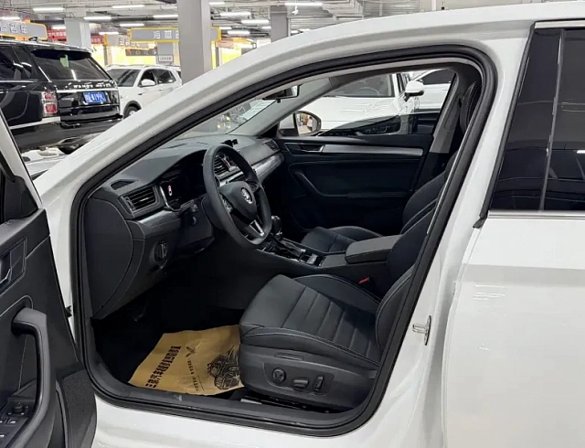 Skoda Superb 1.4 л 2023 г. Белый, пробег 12800 км