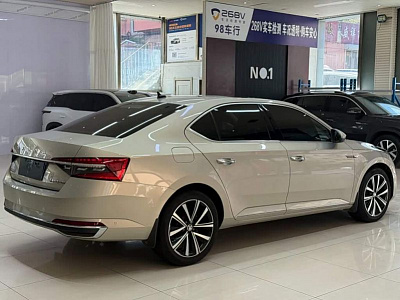 Skoda Superb 1.4 л 2023 г. желто-оранжевый, пробег 26000 км