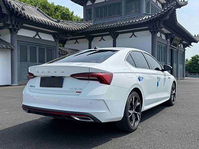 Skoda Octavia 1.4 л 2023 г. Белый, пробег 15000 км