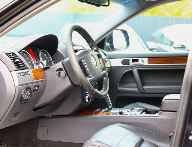 Volkswagen Touareg черный 2008