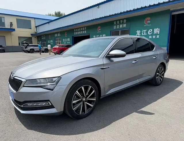 Skoda Superb 1.4 л 2024 г. Серебристо-серый, пробег 4000 км