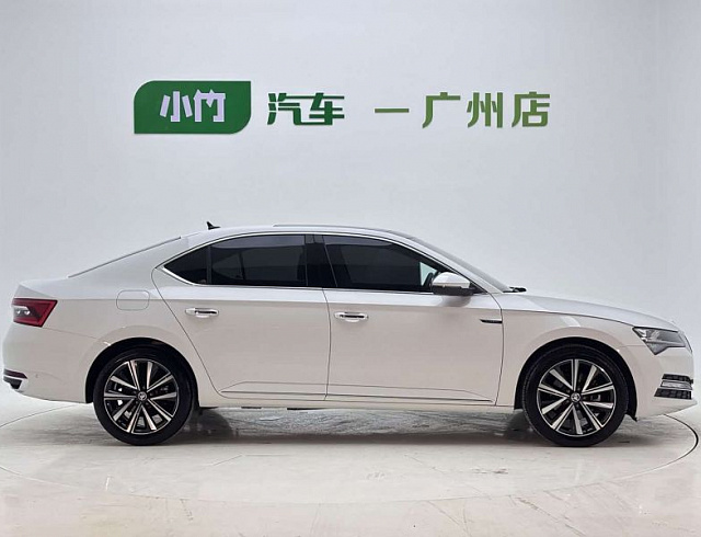Skoda Superb 1.4 л 2023 г. Белый, пробег 25000 км