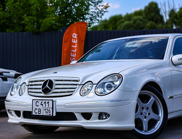 Mercedes-Benz E-Класс белый 2005