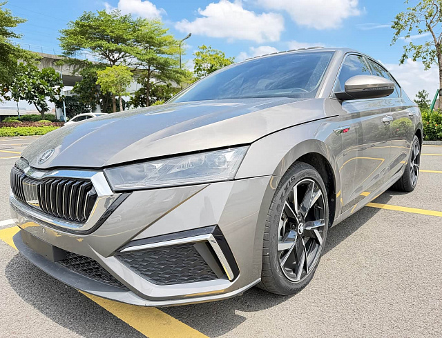 Skoda Octavia 1.4 л 2022 г. Серебристо-серый, пробег 16000 км