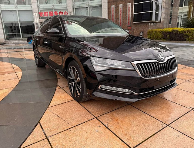 Skoda Superb 1.4 л 2023 г. Чёрный, пробег 30500 км
