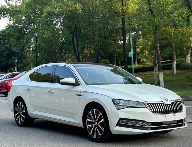 Skoda Superb 1.4 л 2022 г. Белый, пробег 25600 км