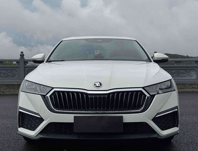 Skoda Octavia 1.4 л 2022 г. Белый, пробег 42000 км