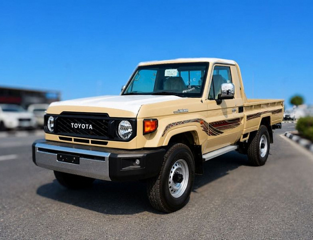 Toyota Land Cruiser 70 2.8 л 2026 г. Бежевый