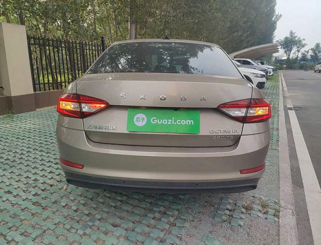 Skoda Octavia 1.5 л 2022 г. шампань/коричневый, пробег 32800 км