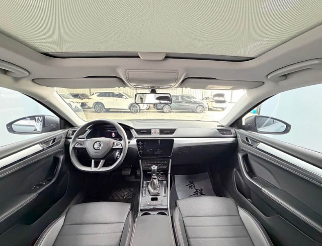 Skoda Superb 1.4 л 2023 г. Серебристо-серый, пробег 29000 км