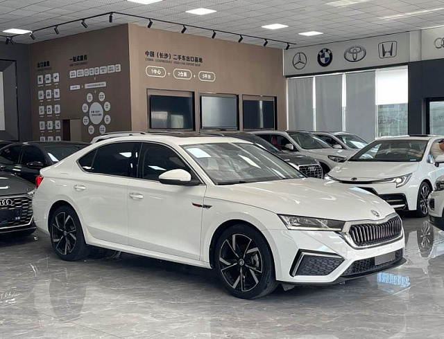 Skoda Octavia 1.4 л 2022 г. Белый, пробег 38000 км