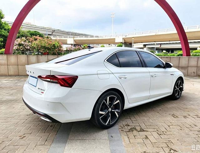 Skoda Octavia 1.4 л 2023 г. Белый, пробег 23000 км
