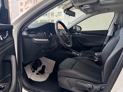 Skoda Octavia 1.4 л 2023 г. Белый, пробег 13899 км
